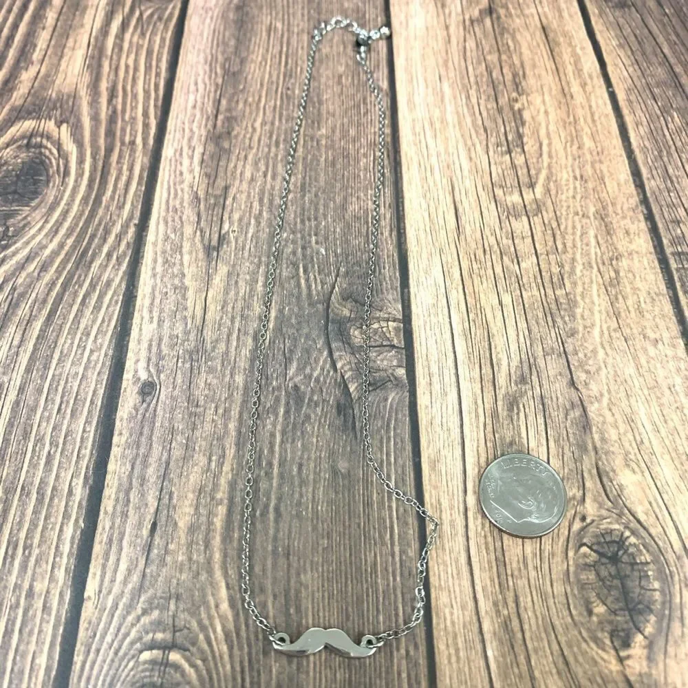 Dainty Mustache Necklace‎
